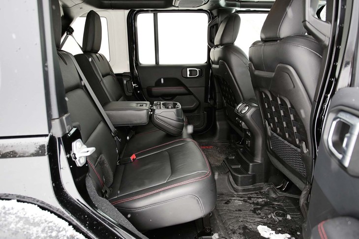 「ラングラー アンリミテッド ルビコン」の後席。フレームの上に載るキャビンのフロアはフラットになっている。