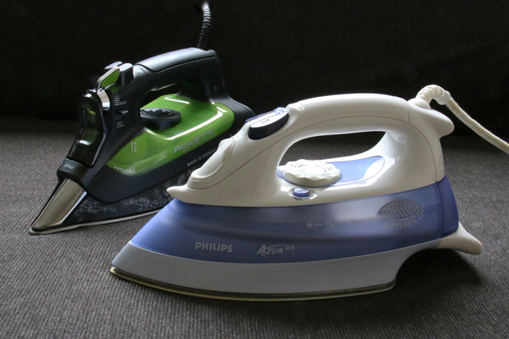 わが家で10年以上にわたって使用した、フィリップ製アイロン「アジュール4018」（写真手前）。