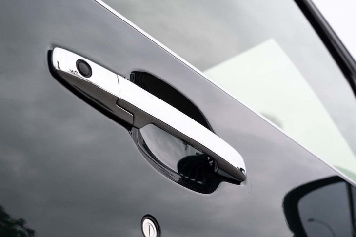 ドアハンドルやリアライセンスガーニッシュにはクロームメッキパーツを採用している。