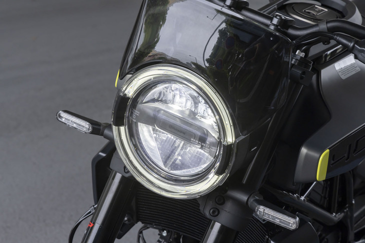 丸いデイタイムランニングランプが目を引くフロントまわり。新型の「スヴァルトピレン401」では、ヘッドランプの上に小さな風防が装着される。