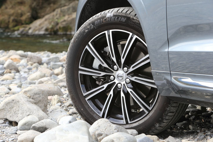 ホイールのデザインは全部で5種類あります。その中では「T5 AWDインスクリプション」のこれが一番シンプルな形状かと思いましたが、よく見ると柑橘（かんきつ）系風のデザインで、けっこう手が込んでいます。しかもサイズは、大径の19インチ。