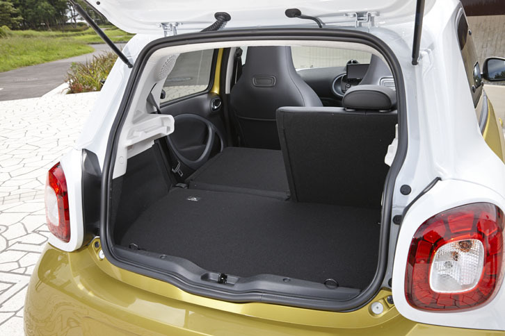 「フォーフォー」の荷室容量は、標準では185リッターと「フォーツー」よりも75リッター少ないが、50：50分割式の後席を倒すことで730リッターに拡大可能。さらに助手席も倒せば、最大975リッターの積載スペースが得られる。