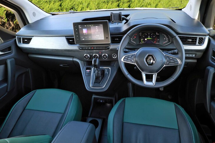 インテリアでは、ダッシュボードのアッパーグローブボックスにオーバーヘッドシェルフ……と、各所に収納を配置。操作系も分かりやすく、とにかく乗る人、運転する人に親切なつくりをしている。