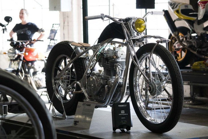 カワサキの空冷単気筒マシン、1984年式「KZ250」をベースにしたマシン。フレームはスタンダードをベースにしながら、リアまわりをリジッドにカスタム。フロントには、この車両のために製作したというリーフスプリングサスペンションをセット。シートまわりの造形も美しい。