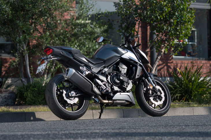 ホンダの「ホーネット」といえば、アグレッシブな走りとスタイルで人気を博したネイキッドスポーツだ。「CB750ホーネット」はその最新モデルで、日本では2025年2月に発売された。