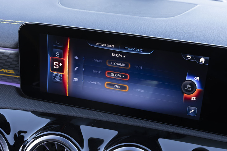さらに細かなセッティングはセンターのタッチスクリーンで。足まわりやドライブトレイン、エキゾーストシステムなど、設定可能な項目は多彩だ。
