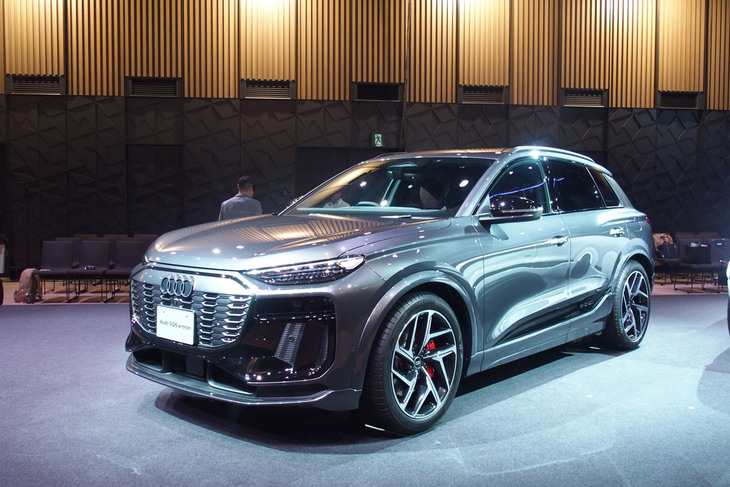 SQ6 e-tron（フロントビュー）