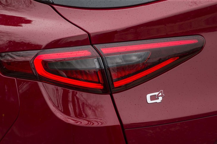 エクステリアにディーゼルモデルであることを示す装飾は特にない。写真の「Q4」は、アルファ・ロメオの4WDシステムの名称である。