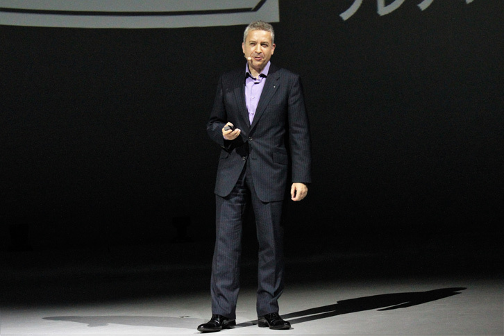 ルノー・ジャポンのフレデリック・ブレン氏。シンプルでユニークなデザインの「トゥインゴ」を「パリの人の審美眼に応えるクルマ」と紹介。