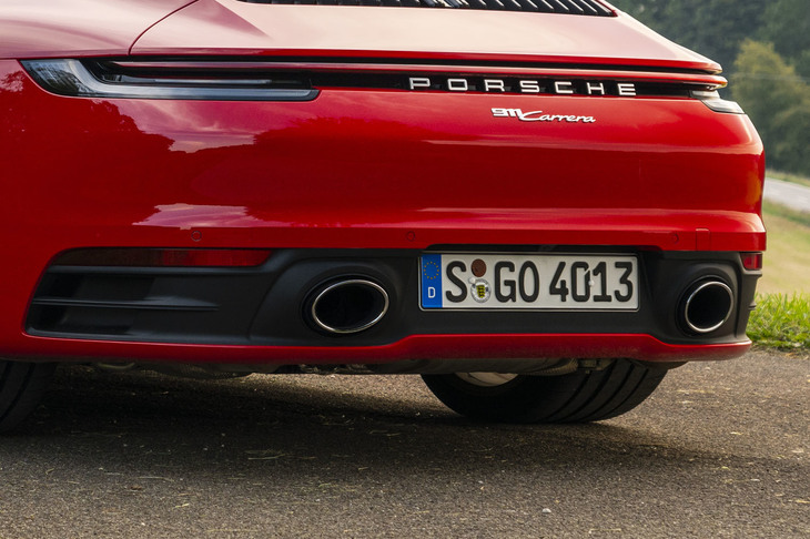 マフラーのテールパイプがオーバル形状の2本出しとなる「スポーツエグゾーストシステム」もオプション装備。「カレラ」では四角いパイプの2本出しがスタンダード。