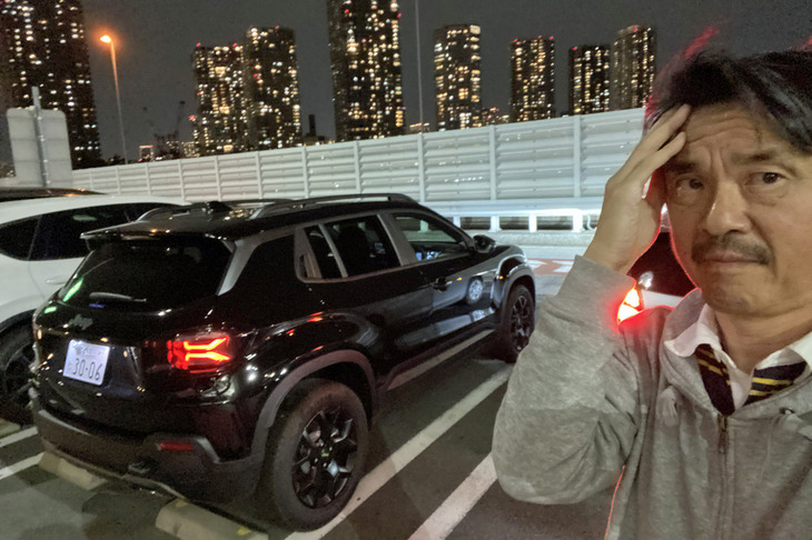 夜の首都高で、2026年3月5日に日本導入が発表された「ジープ・アベンジャー4xeハイブリッド アップランド」のステアリングを握った。先に発売されたBEV版アベンジャーとの違いを確認してみたい。