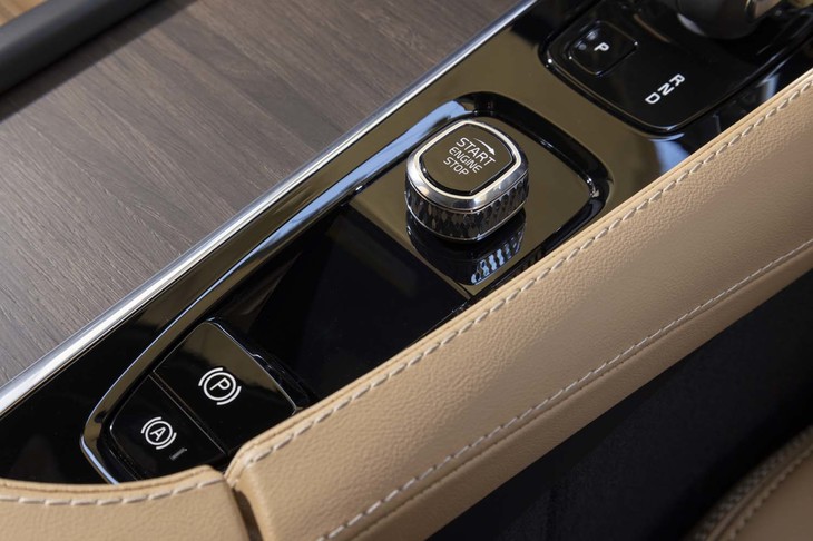 ボルボの現行ラインナップではおなじみのダイヤル型スタートスイッチ。かつてその手前にレイアウトされていたドライブモードセレクターが省かれている（モードセレクトはタッチスクリーンで操作する）。