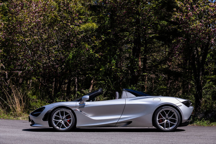 リトラクタブルルーフを開けた様子。走行中でも50km/hまでなら、スイッチひとつで開閉作業が行える。ルーフの作動完了に要する時間はわずか11秒。