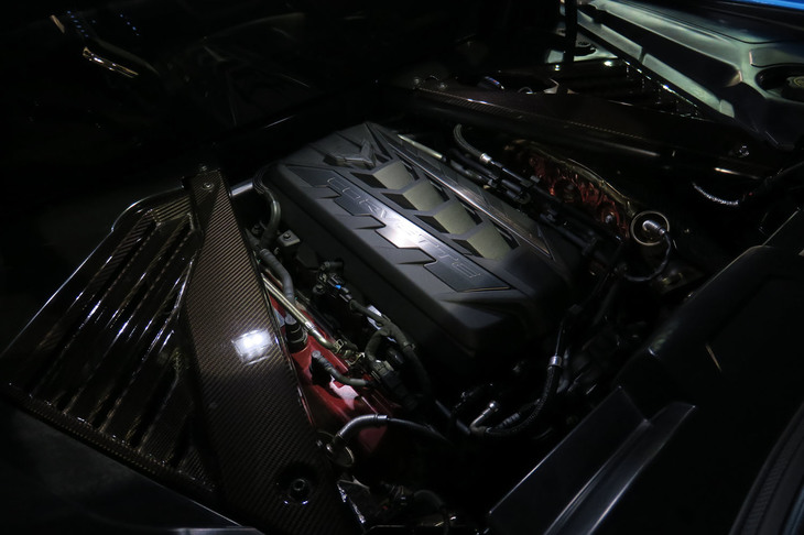 キャビン後方に縦置きされる6.2リッターV8 OHVエンジンは、最高出力502PS、最大トルク637N・mを発生。オイルシステムはドライサンプ式で、8段DCTが組み合わされている。