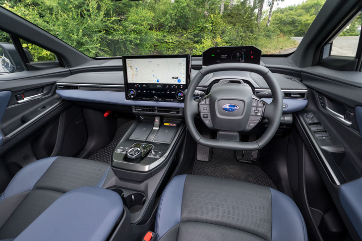 大きく設計が変更されたインテリア。機能性の改善に加え、各所にマルチカラーのアンビエントライトが追加された。