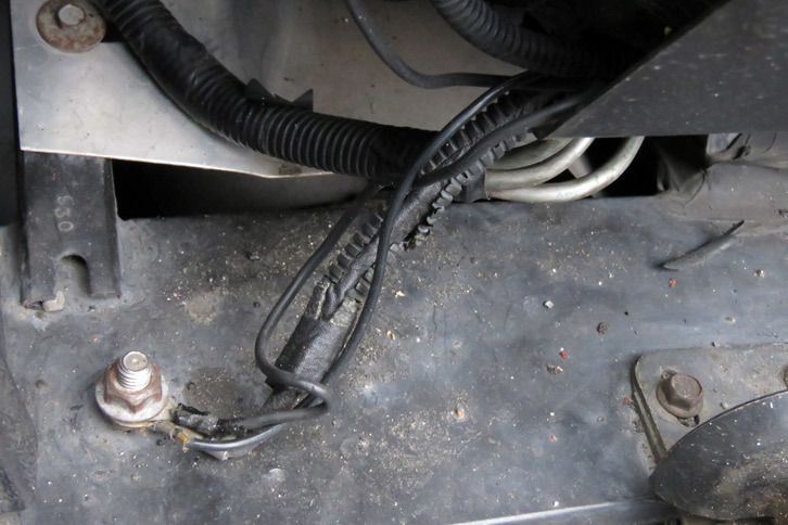 PCMから伸びるフレームアースの様子。結局、今回ワイヤハーネスに問題はなかったというが……。うーん、なかなかに不安をそそられる絵図である。