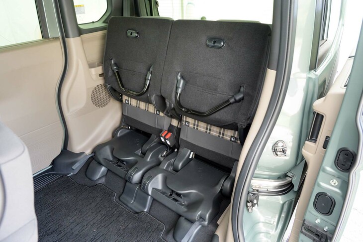 ホンダN-BOXジョイ（リアシートの座面チップアップ機構）