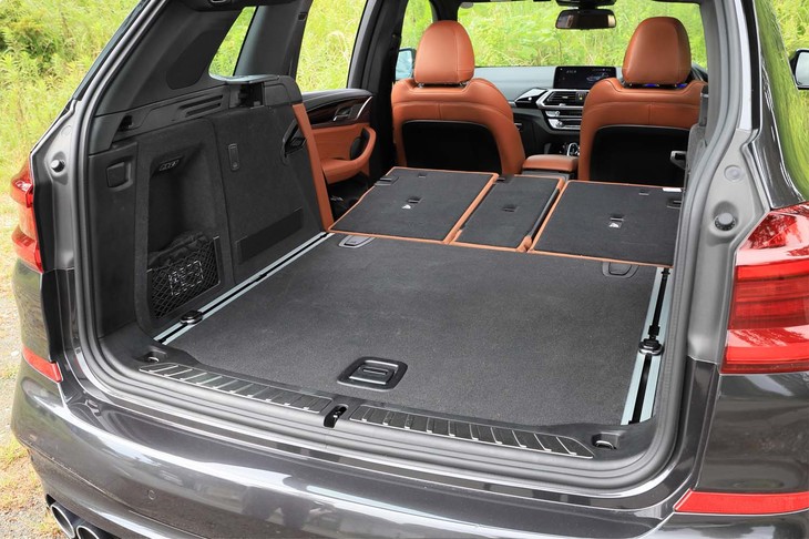 3分割可倒式の後席を倒し、積載スペースを最大化した状態。後席の背もたれは、荷室の側壁に設けられたレバーでリリース可能。