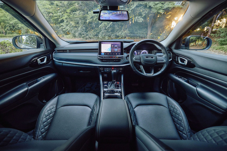 本革巻きのステアリングホイール＆シフトノブや、ダイヤモンドステッチ入りのレザーシートがおごられる車内。上質かつ心地よい空間が演出されている。