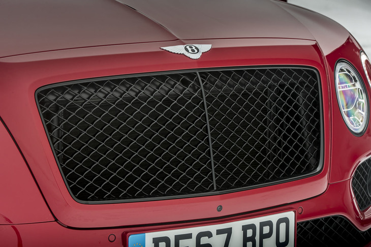 オプションの「ブラックライン・スペシフィケーション」を選択すると、フロントグリルフレームをはじめとするさまざまな部分が黒に塗装され、見た目がぐっと引き締まる。