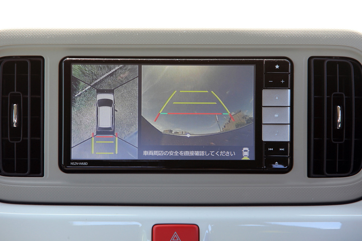 パノラマモニターは4つのカメラで前後左右をとらえ、6通りのビューをナビ画面に表示。試乗車は最上級グレードの「G“SA III”」で、軽初のダブル設定となる、パノラマモニター＆コーナーセンサーが標準で装備されていた。
