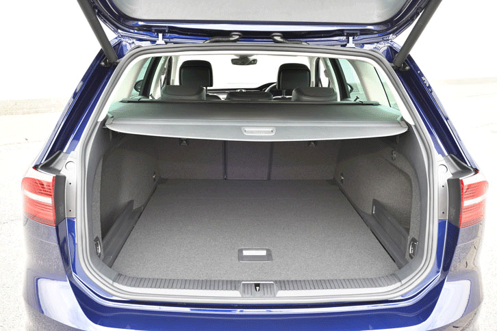 荷室の容量は、5人乗車時で650リッター。後席の背もたれを倒すことで、最大1780リッターにまで拡大できる。（写真をクリックすると荷室のアレンジが見られます）