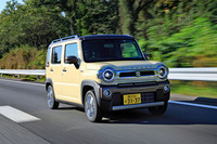 今回の仕様変更では、2トーン仕様車のバンパー装飾をボディー同色からルーフ同色に変更。試乗車のボディーカラー「シフォンアイボリーメタリック ウッディーブラウン2トーン」は、特別仕様車「JスタイルII」シリーズの専用色だ。