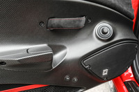 ドアの内張りもカーボン製。ノブをストラップで代用するなど、徹底的な軽量化が図られている。