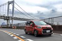 新型「シエンタ」のWLTCモード燃費は、試乗車の「ハイブリッドZ 7人乗り」（FF）で28.2km/リッター。先代の22.8km/リッターより、劇的に向上している。