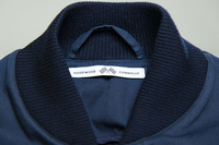 クラシックなディテールを備えながら、全体的にすっきりしたシルエットに仕上げられた、ネイビーのオーバーオール。