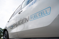 ボディーサイドには「BMW i HYDROGEN FUEL CELL」のロゴが大書される。