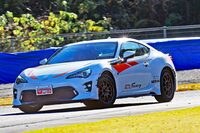 この“後期型ハチロク”のチューンドカーなら、簡単にドリフトなどの挙動が楽しめる！ ……と思ったが、冷静に考えたら、それはむしろ前期型の特徴だったはず。せっかく後期型がベースなのだから、もう少し違うセッティングも試してみたいと思ったところ、残念ながら時間切れとあいなった。