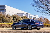 「レクサスLS500h“エグゼクティブ”」のボディーサイズは全長×全幅×全高＝5235×1900×1450、ホイールベース＝3125mm。車重はカタログ値で2320kgとなっている。