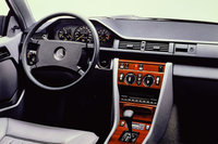 外観同様、シンプルな直線基調のデザインでまとめられたインテリア。運転席からの視界のよさに極力配慮するなど、予防安全に配慮した設計となっている。