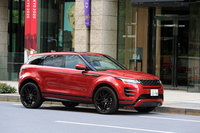 スタイリッシュなデザインや、取り回しのしやすいサイズ感で人気を博すプレミアムコンパクトSUV「レンジローバー イヴォーク」。人気色が赤というのも、このクルマらしい。（写真：荒川正幸）