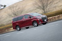 今回のマイナーチェンジを機に、予防安全パッケージ「Toyota Safety Sense」の最新バージョンが全車に標準装備となった。