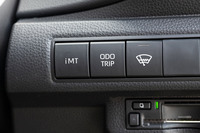 ダッシュボード右のスイッチパネルに備わる「iMT」のオン・オフスイッチ。これをオンにすると、変速時にエンジンが自動で回転合わせをしてくれる。