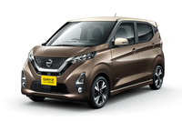 兄弟車の「日産デイズ ハイウェイスター」。きらびやかなメッキのグリル装飾やシックなカラーバリエーションの展開など、「eKクロス」より高級感やスポーティー感をねらったエクステリアとなっている。