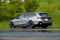 全長×全幅×全高＝5060×1900×1505mmのボディーサイズは「セダン」と同じ。サイドやリアバンパーの下部をブラックで処理することでボディーを薄く見せようとしていることがうかがえる。