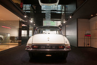 「DSワールドパリ」の様子。写真のクルマは、DSブランドの精神的な源流である「シトロエンDS」。