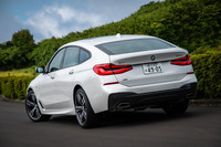 4輪アダプティブエアサスペンションが標準装備されており、積載量や速度に応じて、-10mmから＋20mmの範囲で車高が自動調整される。