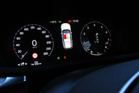 センターコンソールに備わるフルデジタルのメーターパネル。上部に備わる外気温計は、2日目にはマイナス20度を示したが、エンジニア氏いわく「今年はそんなに寒くないよ」とのことだった。