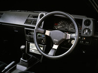 円と四角を組み合わせたシンプルなデザインのコックピットは、40年前の時代のムードを感じさせる。写真は「GTアペックス」グレードのもの。