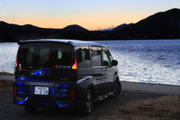 河口湖のほとりにて夕景を楽しむ。アダプティブ・クルーズ・コントロールや車線維持支援システムがあるから、遅くまで楽しんでも運転の心配は不要だ。
