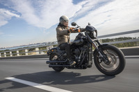 足まわりではフロントにφ43mmのシングルカートリッジ倒立フォークを採用したほか、フレームレイク角を30度から28度に変更。よりスムーズでレスポンスのいいハンドリングを追求している。