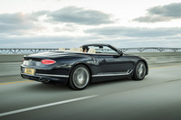 「ベントレー・コンチネンタルGT V8コンバーチブル」。左右デュアルの4本出しテールフィニッシャーを採用しているのがV8モデルの証しとなる。