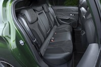 ホイールベース延長に伴い、後席のレッグスペースは30mm拡大されている。