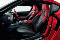 アルカンターラとレザーを組み合わせた「RZ」のスポーツシート。オプションでフルレザー仕立てにもできる。