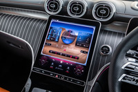 悪路での走行情報をメディアディスプレイに映し出す新開発の「オフロードスクリーン」を搭載。方位や標高、周辺地形における現在の車両姿勢などに加え、フロントホイールの操舵角やエンジンの出力、サスペンションの個別作動状況などが表示される。