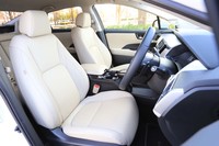 運転席は8ウェイ、助手席は4ウェイとなる電動シートを装備。シート表皮には「プライムスムース」と呼ばれるしっとりとした感触の素材を用いている。